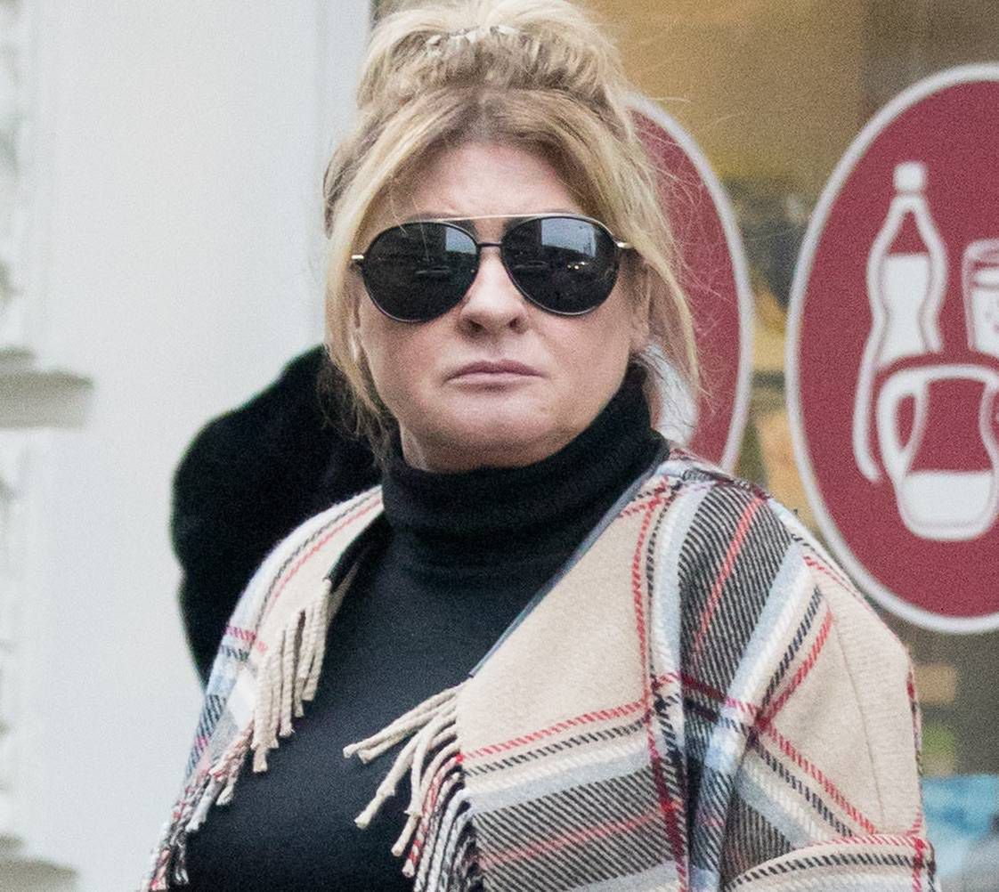 Beata Kozidrak w płaczu w kratę