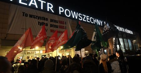"Zamieszki zagrażały życiu i zdrowiu uczestników". Teatr Powszechny pokazuje swoją wersję wydarzeń ws. spektaklu "Klątwa" w Warszawie