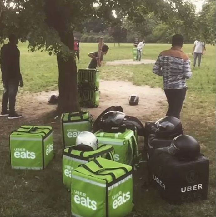 Dostawcy Uber Eats bawią się na Polu Mokotowskim. Ustawili bazy z plecaków firmy