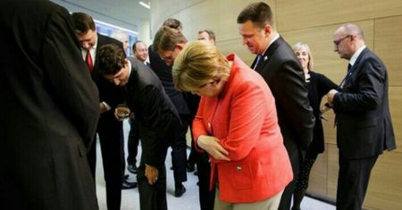 W Polsce dyskutuje się o kciukach Dudy, a w Kanadzie o skarpetce