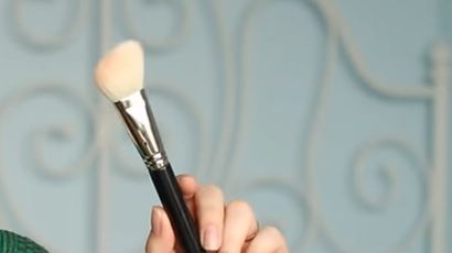 Pędzel do różu to podstawa udanego makijażu