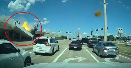 Ciężarówka spada z wiaduktu i staje w płomieniach. Przerażające nagranie z Teksasu