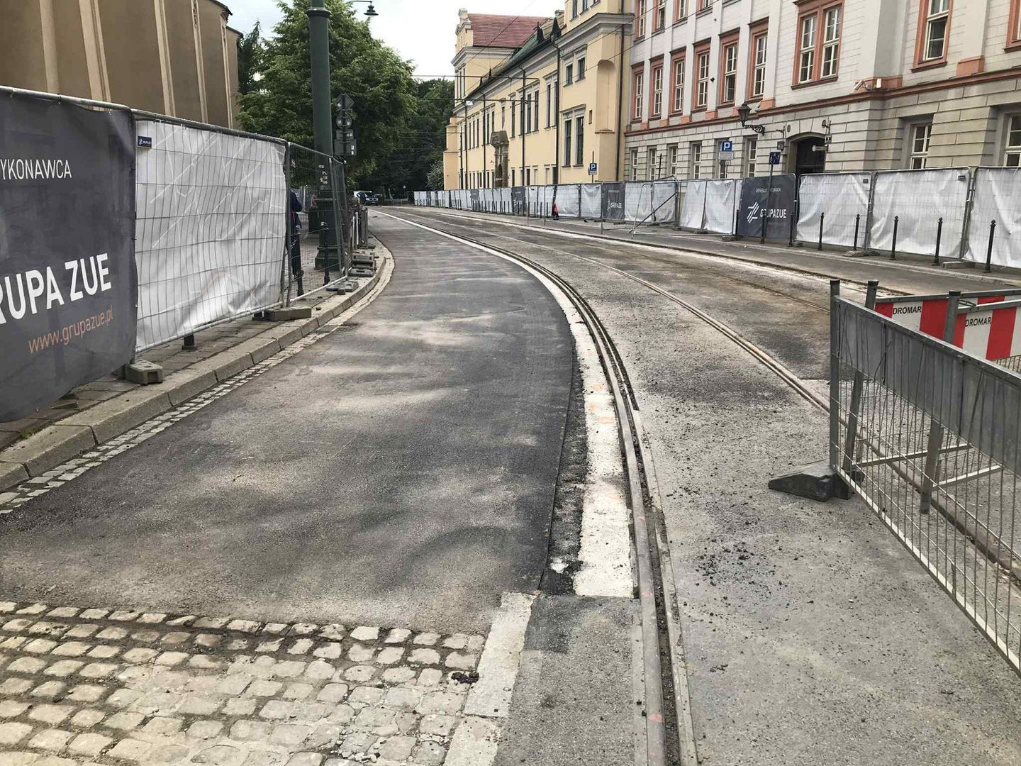 W ramach inwestycji wymieniono zużyte elementy torowiska – szyny, zwrotnice oraz krzyżownice węzłowe – między ul. Grodzką a filharmonią.
