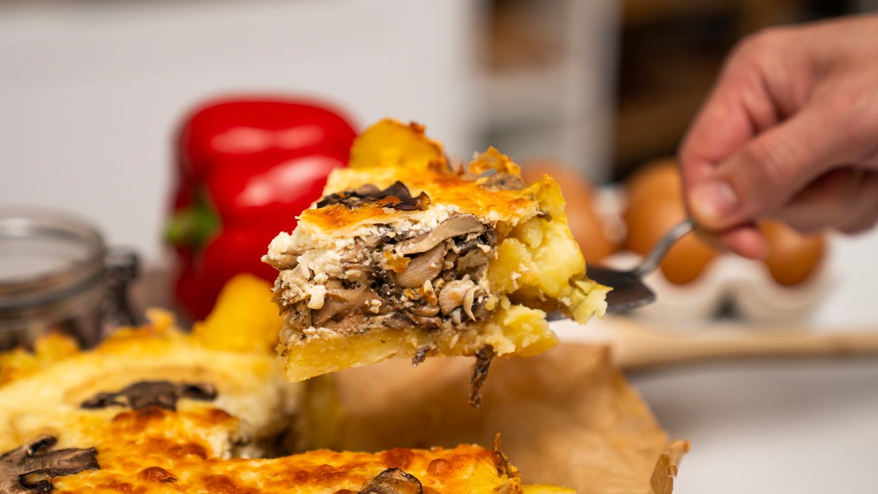 Ziemniaczana babka z kurczakiem i pieczarkami. Pomysł na obiad prosto z piekarnika