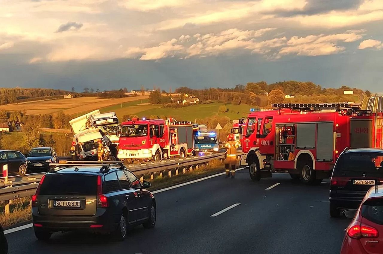 Groźny wypadek na S-52. Zginął pracownik służby drogowej. Trwa śledztwo