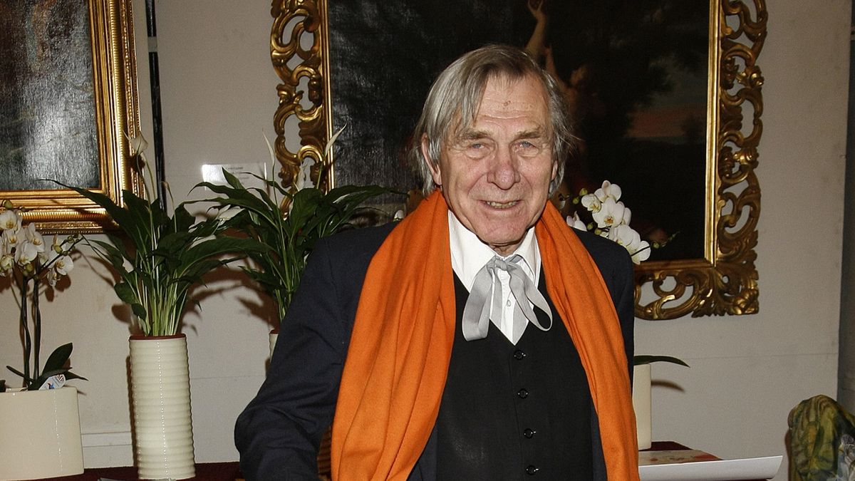 scena z: Wojciech Siemion SK: , , fot. Wojtalewicz Jaros�aw/AKPAKwiaty dla Babci i Dziadka, stycze� 2010, szal pomara�czowy,