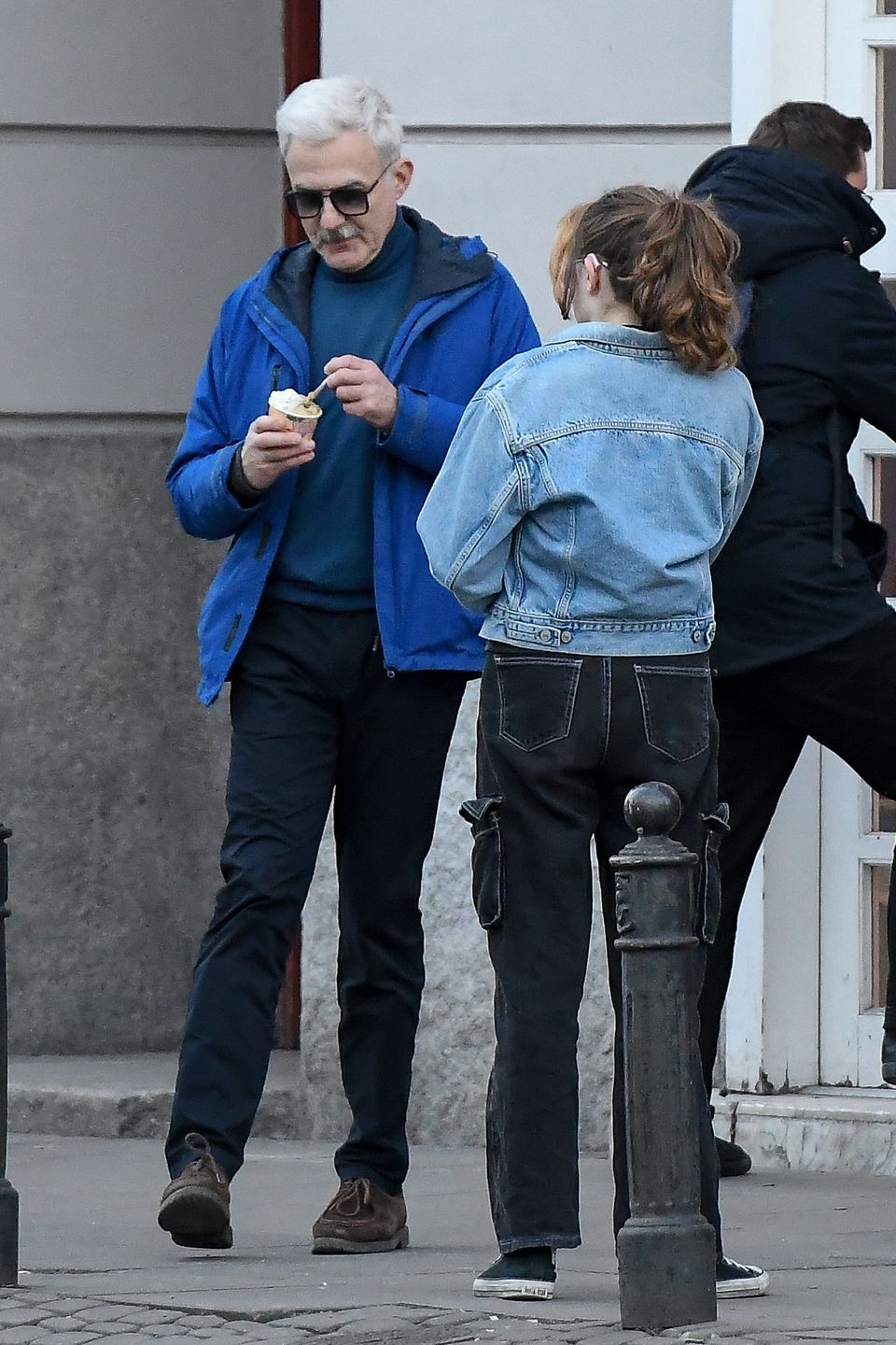 Hubert Urbański bez brody w nowym aucie