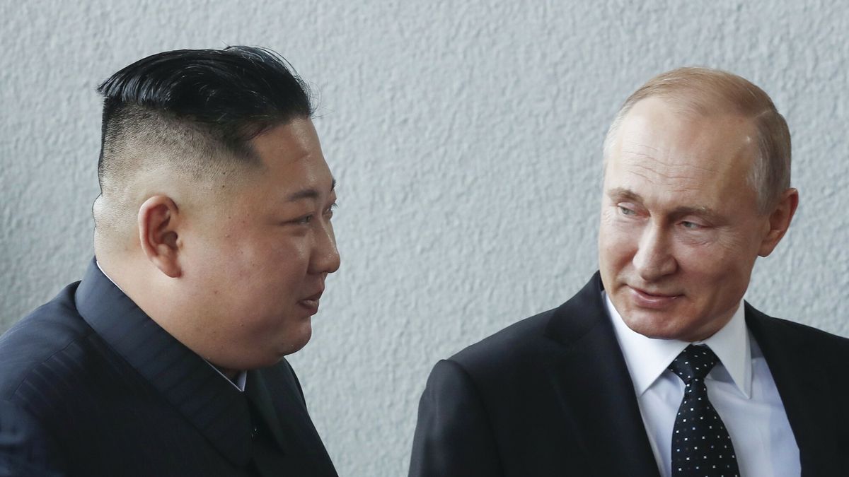 Od lewej: Kim Dzong Un i Władimir Putin. Prezydent Rosji ma niedługo odwiedzić Koreę Północną  