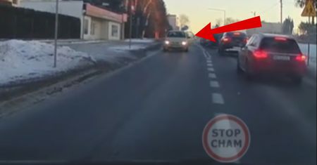 Zablokował drogę i wyskoczył z auta. Przypatrzcie się