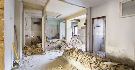 Polacy wydają majątki na remonty. "Powiedział, że nie bierze mniej niż 15 tys. zł"