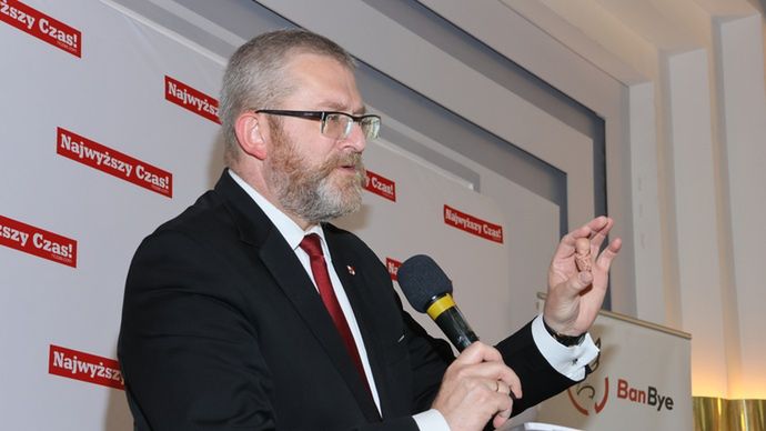 Grzegorz Braun zniszczył wystawę poświęconą LGBT