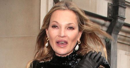48-letnia Kate Moss zadaje szyku na pokazie w Londynie (ZDJĘCIA)
