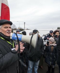 Na znak protestu przykuł się do kaloryfera. "Od lat walczymy"