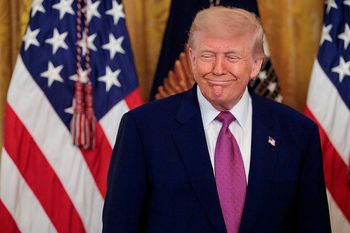 Trump chce zakopać topór wojenny z Harvardem