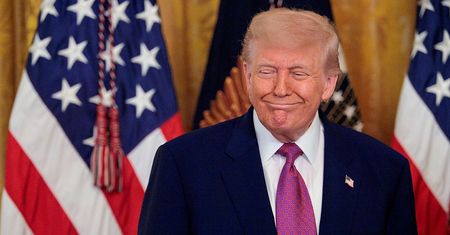 Trump chce zakopać topór wojenny z Harvardem