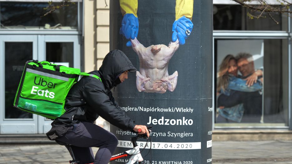 Dostawa jedzenia cieszyła się w czasie pandemii ogromną popularnością