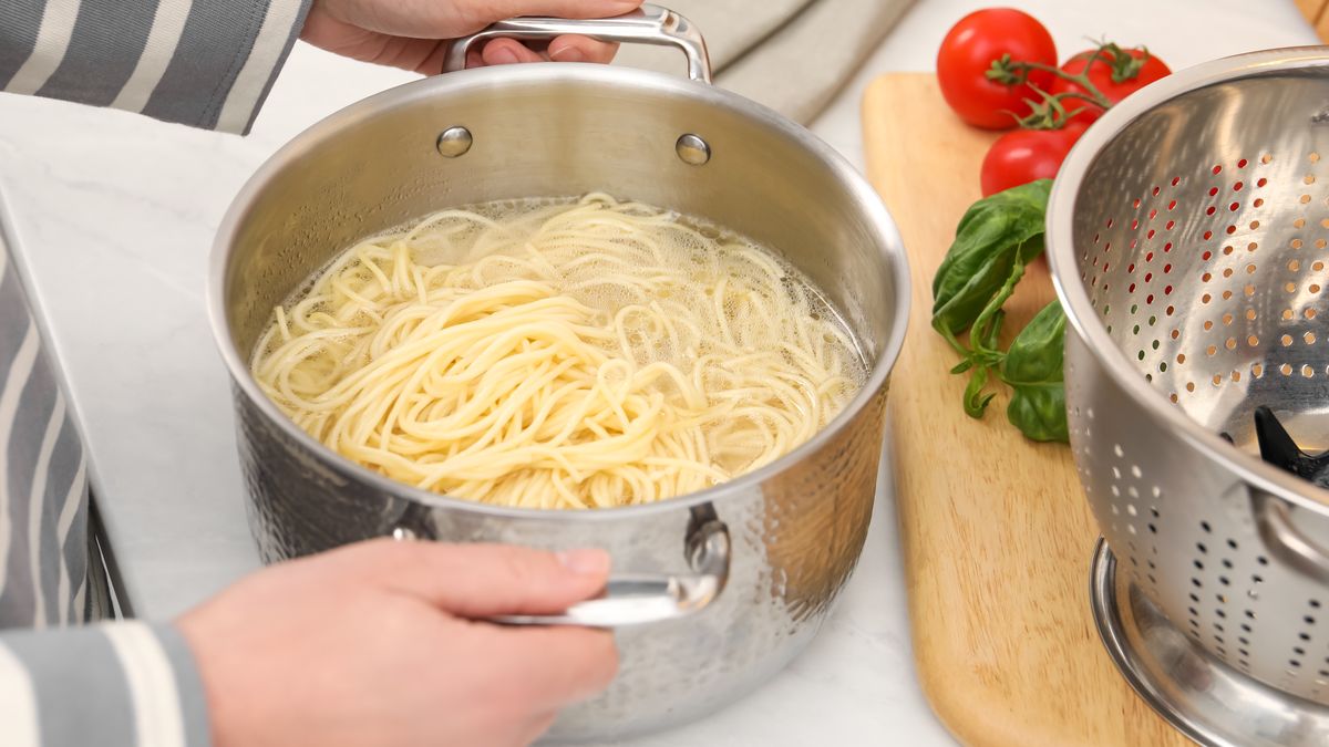 Do czego wykorzystać wodę po gotowaniu makaronu?