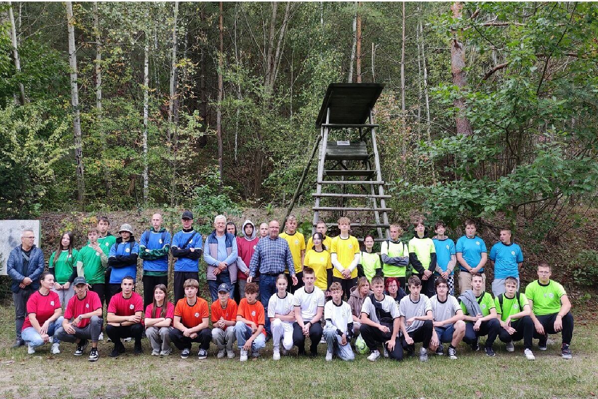Grupowe zdjęcie po zawodach strzeleckich