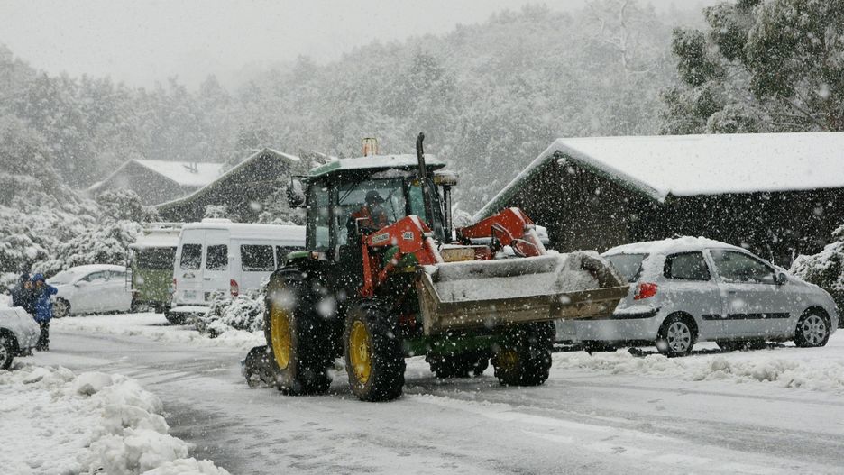 Zanim ciągnik wyjedzie na drogę publiczną, musi być dokładnie odśnieżony.