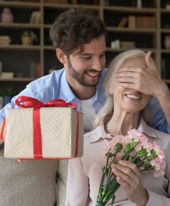 Nie ustawiaj się w kolejce po kwiaty w ostatniej chwili. Już teraz znajdź prezent na Dzień Kobiet