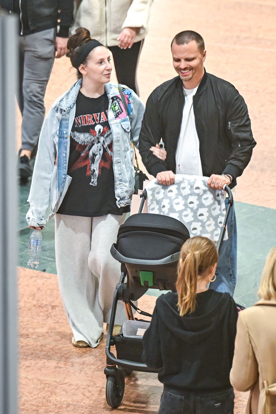 Marcin Hakiel i Dominika Serowska z synem na zakupach 