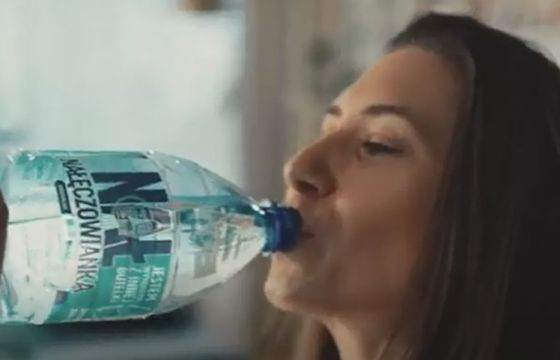 „Napełnij swój dzień do potęgi N” w reklamach Nałęczowianki