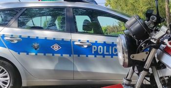 Poważny wypadek w Kętach. Motocyklista uderzył w znak drogowych