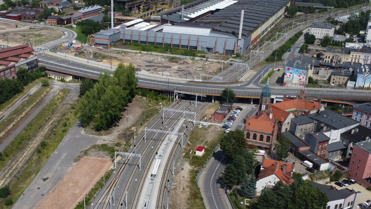 Chorzowska estakada nadal zamni?ta
16.07.2025 Chorzow, estakada prowadzacz nad rynkiem i linia kolejowa zostala zamkniete ze wzgledu na zly stan konstrukcji n/z Centrum miasta, linia kolejowa, estakada, teren po hucie Kosciuszko, zabytkowa poczta, elekrocieplownia
fot. Adrian Slazok/REPORTER
Adrian Slazok/REPORTER