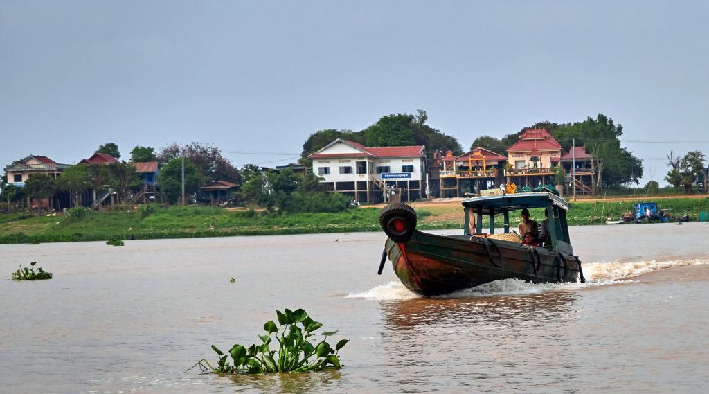 Wody rzeki Tonle Sap łączą się z gigantycznym nurtem Mekongu