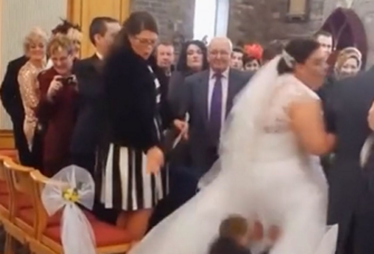 Goście byli oszołomieni podczas ślubu. Tak zachował się syn panny młodej