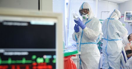 Koronawirus zabił 52 osoby. Liczba zakażeń znów rekordowa. Piątkowy raport dla Polski