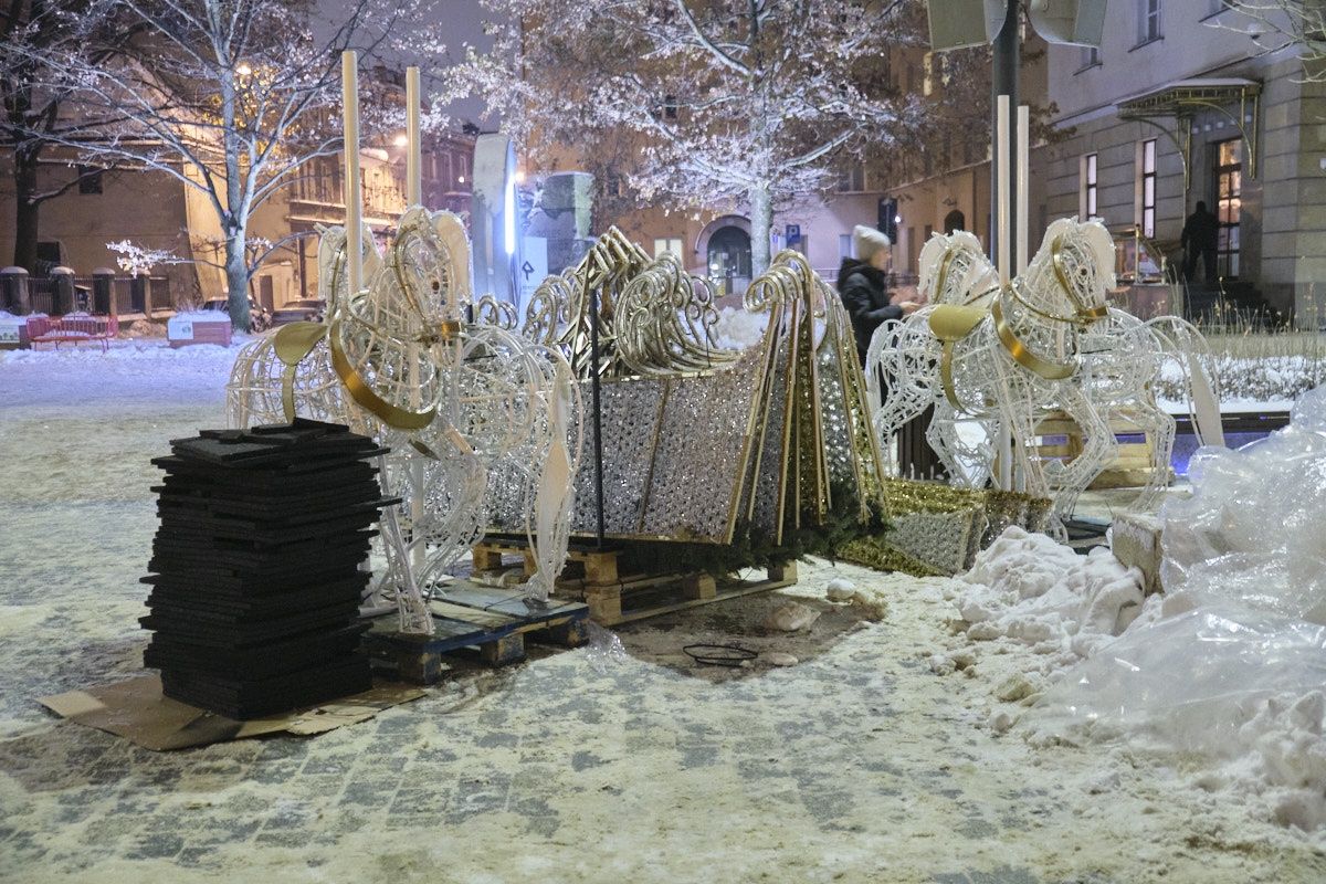 Montaż karuzeli na Placu Litewskim