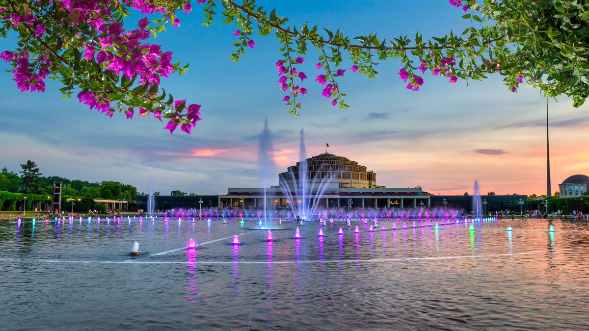 Fontanna obok Hali Stulecia.