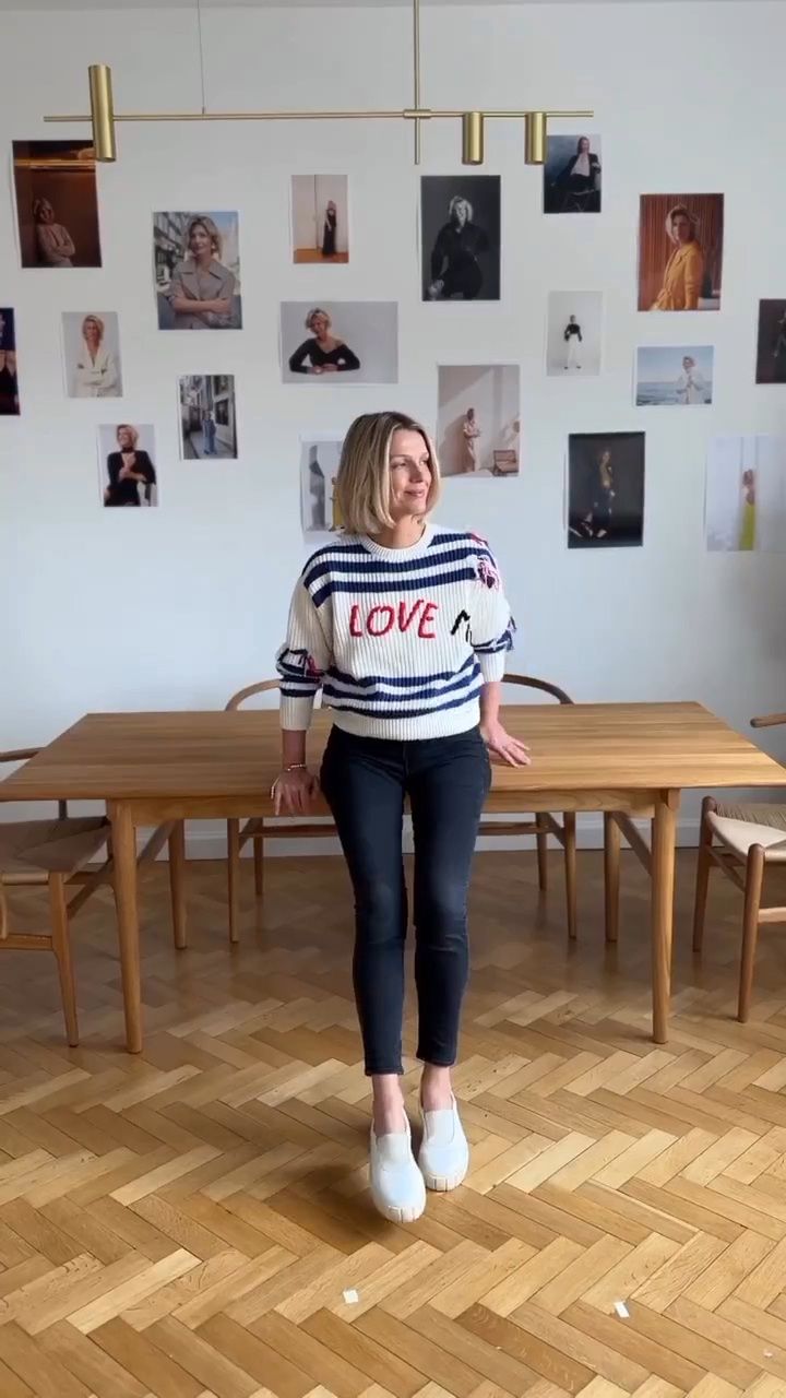 Magda Mołek połączyła sportowe buty ze swetrem w paski / Instagram.com/magda_molek