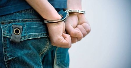 Chciał uciec przed policją, więc wyskoczył przez okno. Tłumaczył, że spieszył się do więzienia