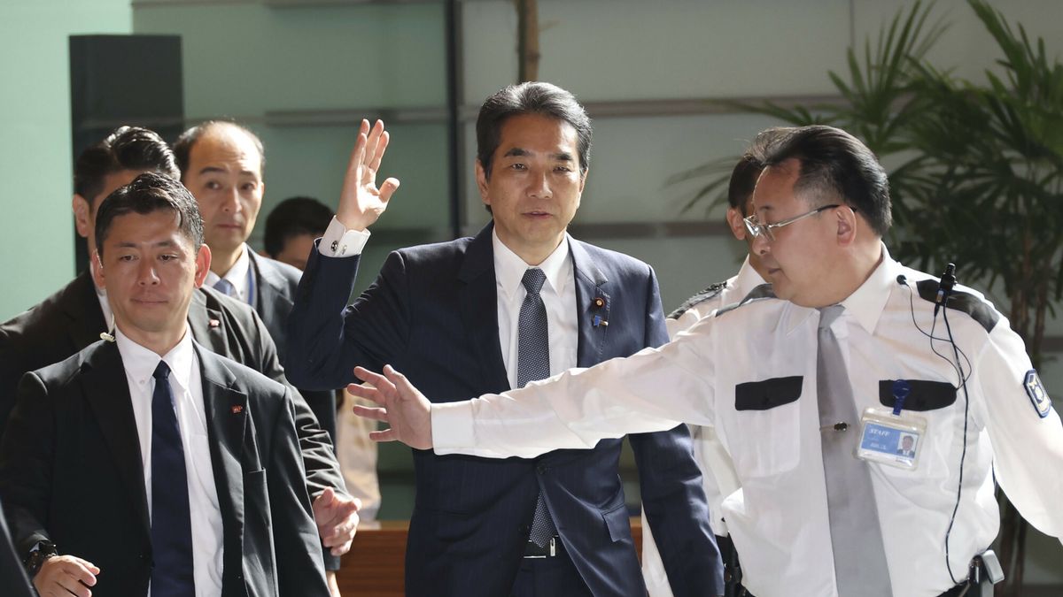 Temporary
Taku ETO, Japanese Minister of Agriculture, Forestry, and Fisheries (C), arrives at the Prime Minister's office in Tokyo, Japan, on May 21, 2025. He submitted his resignation letter to Prime Minister Shigeru ISHIBA following his gaffe during a speech at a Liberal Democratic Party meeting held in Saga City, Kyushu Region, on May 19. he said that he had never bought rice because supporters had given him such a large amount that he could sell. ( The Yomiuri Shimbun via AP Images )
Masamine KAWAGUCHI