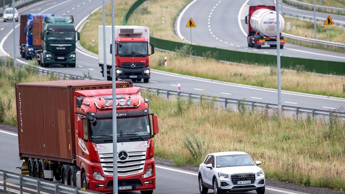 droga ekspresowa S5
Tytus �mijewski
autostrada, ci�ar�wka, ci�ar�wki, droga ekspresowa S5, dwupasm�wka, ilustracja, ilustracje, kategoria N2, kierowca, kierowcy, mandat, manewr wyprzedzania, N3, nowe przepisy, nowe przepisy drogowe, odcinek drogi, pas ruchu, pasy, pojazd samochodowy, pojazdy samochodowe, prawo o ruchu drogowym, punkty karne, ruch drogowy, ruch samochodowy, ruch samochod�w ci�arowych, samochody ci�arowe, samoch�d ci�arowy, tir, tiry, wyprzedzanie, zakaz wyprzedzania, zmiany w przepisach ruchu drogowego