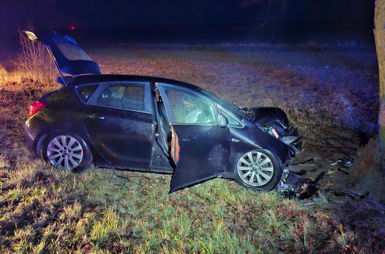 Radzyń Podlaski: Wypadek na lokalnej drodze. Opel uderzył w drzewo