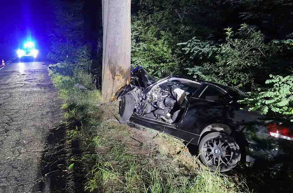 Zielona Góra: Pijana 23-latka roztrzaskała samochód o drzewo