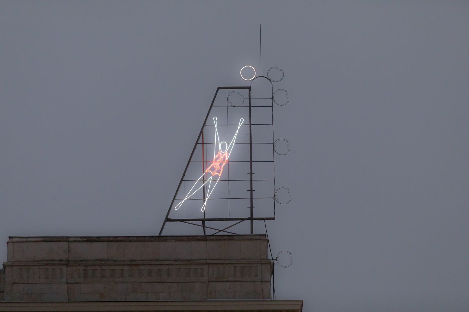 Strajk Kobiet. Warszawski neon "siatkarki" z błyskawicą