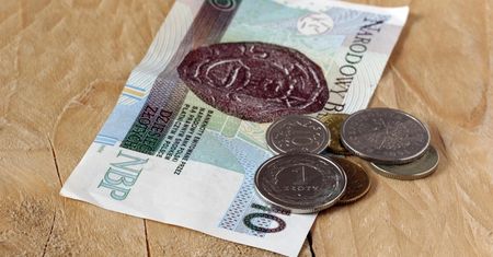 Rządzący grzebią przy "czternastkach"? Wiemy, co może się zmienić