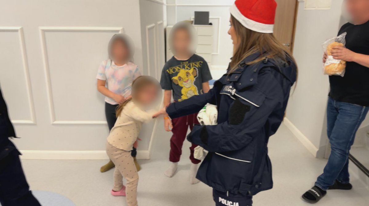 Warszawa: Świąteczny gest policjantów. Paczki w domach dziecka