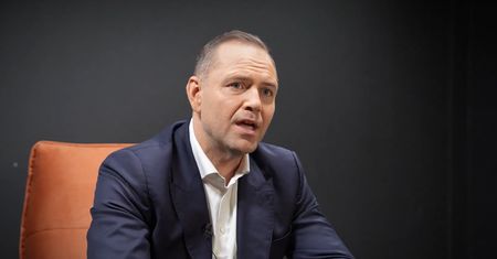 Wrzucili film tuż przed debatą. Nawrocki kilka minut się tłumaczy