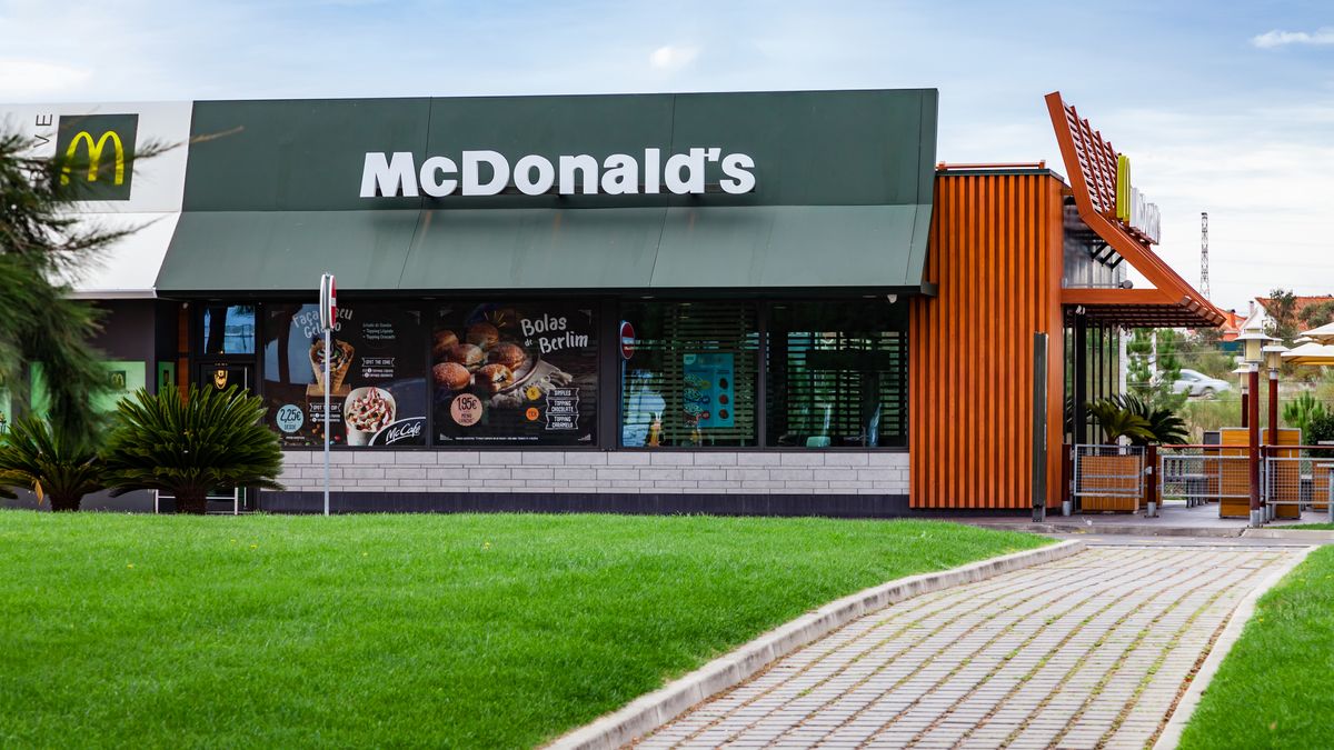 Otwarto pierwszy McDonald's na świecie z dachem solarnym