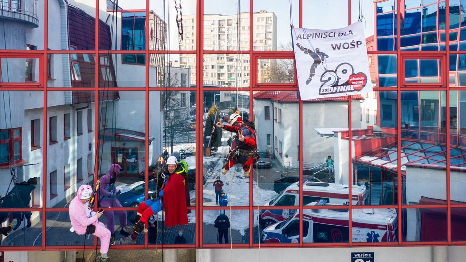 Śląsk. W ramach finału Wielkiej Orkiestry Świątecznej Pomocy, budynek szpitala przy ul. Truchana w Chorzowie, opanowali alpiniści.