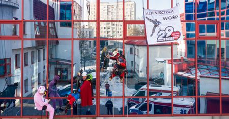 Chorzów. WOŚP 2021. Superbohaterowie w oknach najmłodszych pacjentów szpitala