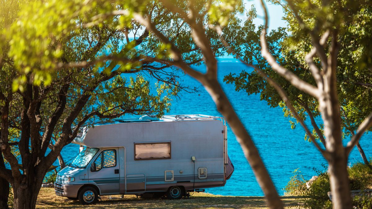 Wyjazd kamperem ma największy sens wtedy, kiedy nie chcemy całego pobytu spędzić w jednym miejscu i uniknąć pakowania oraz rozpakowywania się co noc lub dwie