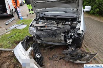 Matka jechała z 6-letnim synem. Uderzyła w latarnię. Miała 3 promile