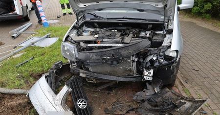Matka jechała z 6-letnim synem. Uderzyła w latarnię. Miała 3 promile