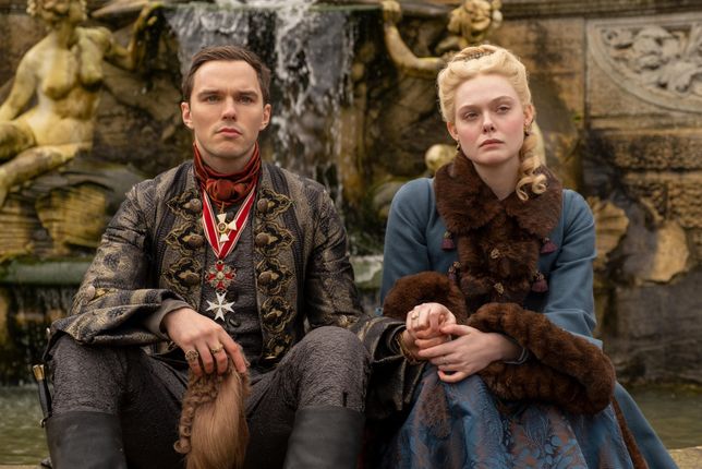 Nicholas Hoult i Elle Fanning jako Piotr III i caryca Katarzyna Wielka